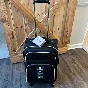 NWT Kenneth Cole Reaction Chelsea
Chevron 20” Softside Spinner
Carry-On Luggage